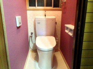 古い壊れかけの便器を取り替え、内装を一新しました。