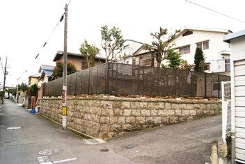 解体後、更地の周りをフェンスで囲い、門扉を設置しました。