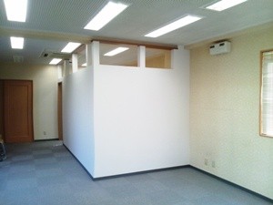事務所のリニューアル工事で、広い事務所内部の間仕切りと内装工事をしました。