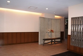 マンション共用部エントランスの定期的な改修工事を行いました。