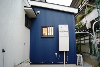 玄関をもうひとつ増やさず、緩い感じの二世帯住宅の増築工事です。