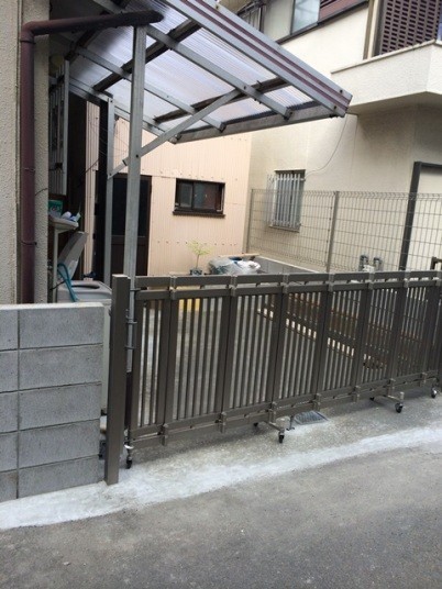 テラスの花壇を撤去して軽自動車が十分に駐車できるようになりました。