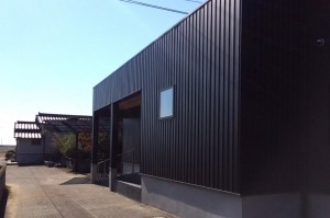 玄関ポーチも建物と一体化。和モダンな素敵な外観に仕上がりました。