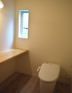 スペースを広げてゆったりとしたトイレ空間になりました。