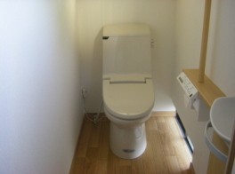 白と木目調で統一された温もりと清潔感あるトイレへ