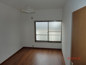 壁、床を変えるだけであっという間に和室から洋室に。