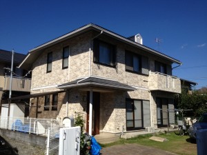 外壁に金属系サイディングを貼って別物のようになりました。