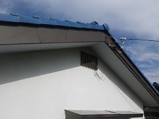 下屋根の葺き替え工事に伴い、戸袋や窓枠もシックなカラーで仕上げました。
