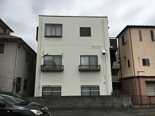 シンプルで明るいお気に入りの外壁に塗り替えられました。