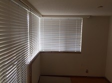 真っ白なブラインドを取り付けました。