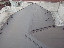 スーパーガルテクトに屋根を葺き替えました。長持ちする屋根へ。