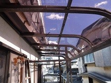 雪で割れたベランダのアクリル板の屋根を耐久性のあるポリカーボネート板に交換しました。