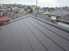 屋根の瓦が落ちてくる心配がなくなりました。印象も大きく変わり、スタイリッシュな屋根へ。