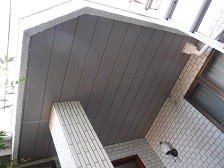 玄関ポーチの天井から雨漏りが。FRP防水で塗装し、安心できる住まいへ。