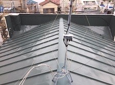 強風で剥がれてしまった棟板金の補修工事。火災保険を利用しました。