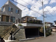 チョコレートカラーのウッドデッキに。落ち着きのある雰囲気に外観も変わりました