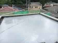 ヒビ割れが激しかった屋上の防水塗装。クラックも補修し、綺麗な屋上へ