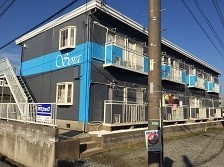 色の塗り分けで個性的なアパート外観へ。
