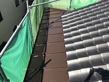 サビていたトタン屋根を塗装。補修も行い、綺麗な屋根へ。