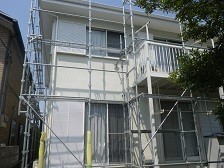 太陽の光で輝く真っ白な外壁に塗り替えました。