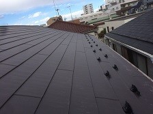 隣の家に落雪しないよう雪止めを取り付けました。雪が積もっても安心です。
