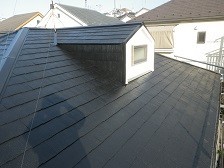 退色が激しかった屋根が塗装リフォームによって綺麗な屋根に。