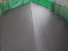 思い瓦屋根から軽量の屋根材へと葺き替え、安心して暮らせる家へと変わりました。
