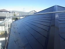 雨樋交換と同時に屋根の塗装。劣化していた屋根が新築のように綺麗に生まれ変わりました。