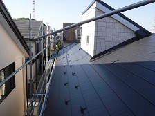 雪の影響で割れた瓦。火災保険を利用して葺き替え工事を行いました