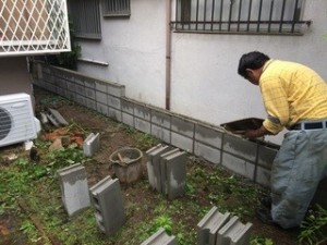 隣地との境界線にブロック塀を新設しました。