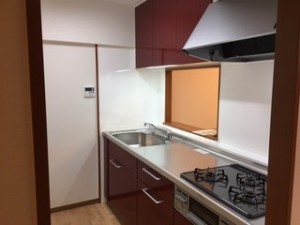 引き出し式収納で出し入れラクラクのキッチンへ。