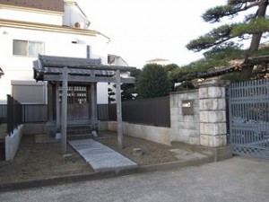 採光も目隠し効果もあるLIXILの丈夫なフェンスを取り付けました。