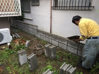 隣地との境界線にブロック塀を新設しました。