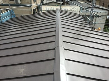 サビや風化によって劣化し、雨漏りが発生していた屋根の葺き替え工事です。