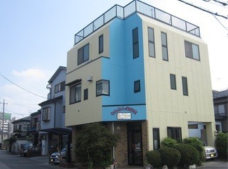 塗り替えたことで明るポップな印象の外観に変わりました。