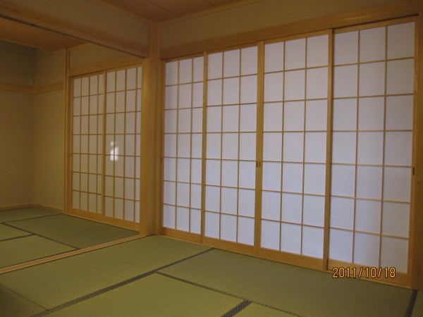 和室の床のレベル調整し、下地補強。壁・畳・障子を入替えました。