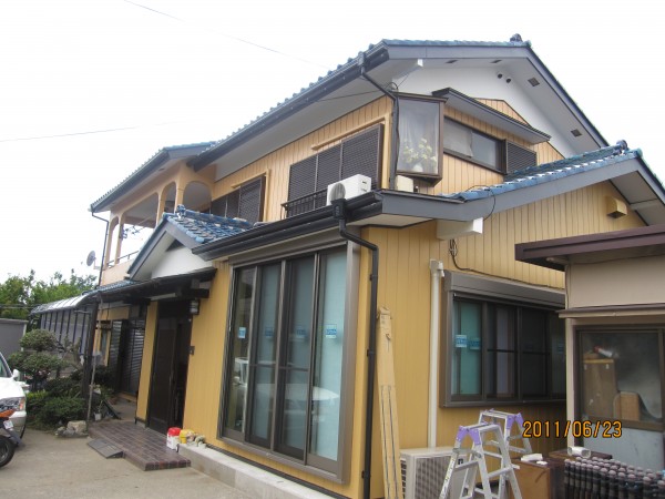 玄関横の部屋を前に増築しました。