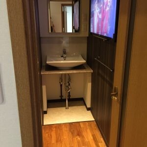 洗濯パンを移動させ、オリジナルの洗面台も設置しました