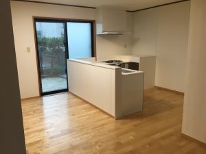 和室を潰して広々としたLDKに。キッチンもI型からL型へと変更しました！
