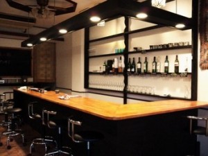 雰囲気の良いワインバーに。カウンターは造作です！