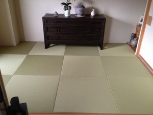 イメージがガラリと変わりました。ヘリなしの和紙畳を新調です。