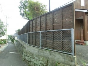 視線も気にならない、オシャレな板塀になりました。
