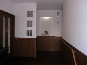 玄関に手摺を取り付けました。