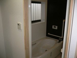 一緒になっていた洗面所を独立。1坪のスペースの浴室にはLIXILのキレイユを採用し、導入しました。