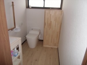 介護のためトイレスペースを拡張。手すりも設け、安全性も高まりました。