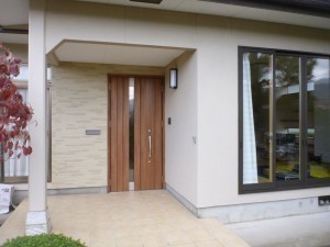 明るい内装材で仕上げた玄関ホール。