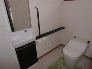 タンクレストイレに交換。空間がスッキリとし、手入れも楽に行えるように。