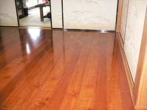 和室畳からフローリングの洋室へ。同時に断熱材も敷き込み、冬の寒さ対策をしました
