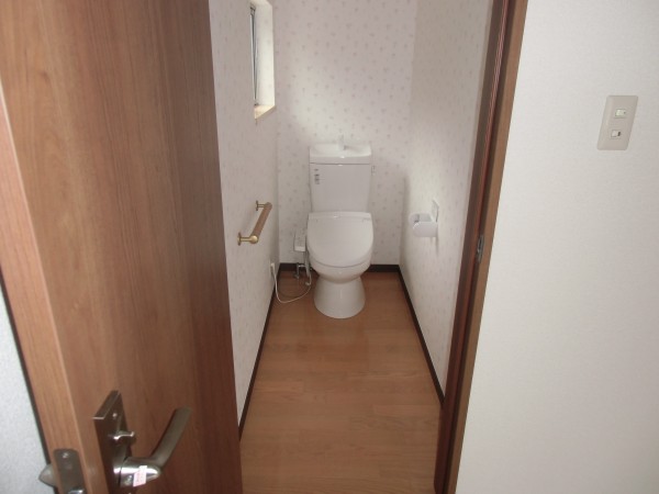 和式トイレのリフォームです。床はバリアーフリーです。扉建具なども一新いたしました。