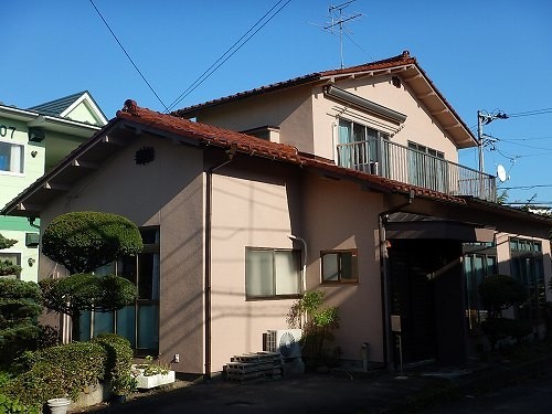 外壁の塗装をしていなかった築50年以上の外壁を綺麗に。上品なカラーになりました。